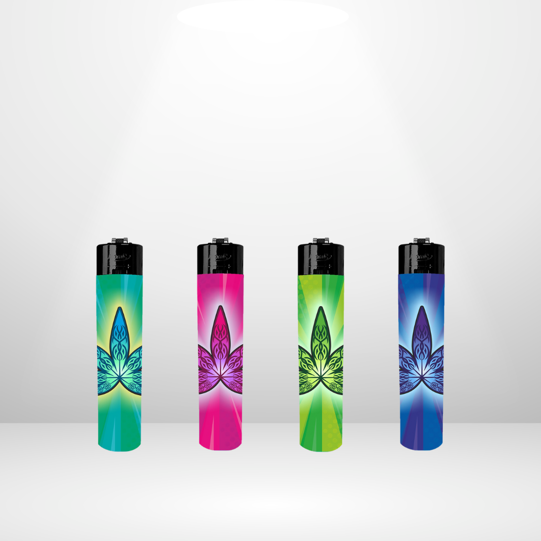 Fyra Färgad Tändare Weed-Maria-tändare från Partybolaget står på rad, var och en med en tribal bladdesign. Partybolagets cannabiständare finns i färgerna blågrön, rosa, grön och blå, mot en vit bakgrund med en spotlight ovanför.