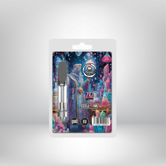 En Faraoh THCA 45% 510 Cartridge 1ml i plastförpackning visas. Den färgglada etiketten med en trollkarl, kristaller och kosmisk konst visar "THCA cart", "laglig EU", "ZKZ" och "CCELL 1ML".