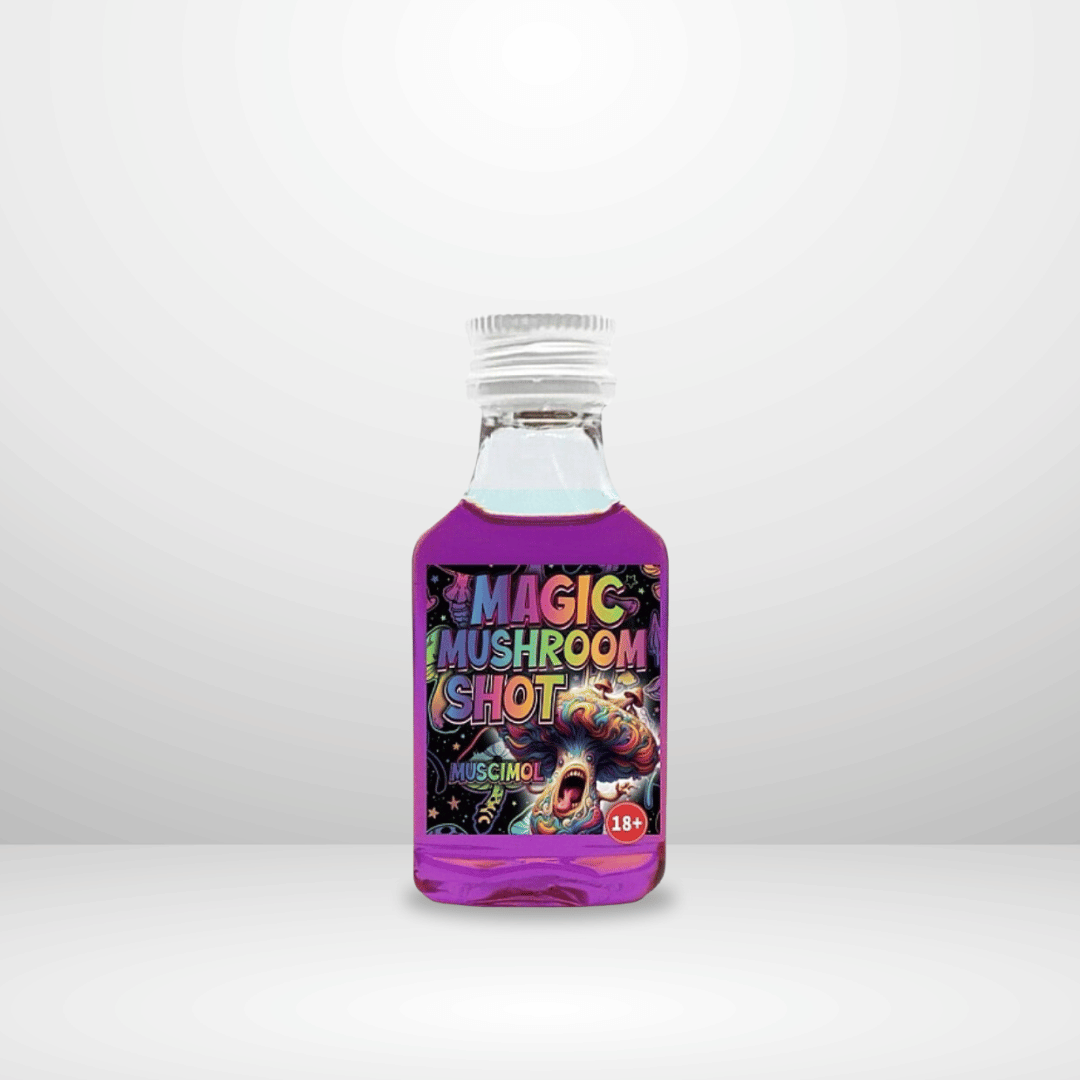 En liten genomskinlig flaska märkt "Cannashock Muscimol Shot 8mg" med lila vätska, psykedeliskt konstverk och en "18+" varning i hörnet, mot en vit bakgrund - ett unikt samlarobjekt.