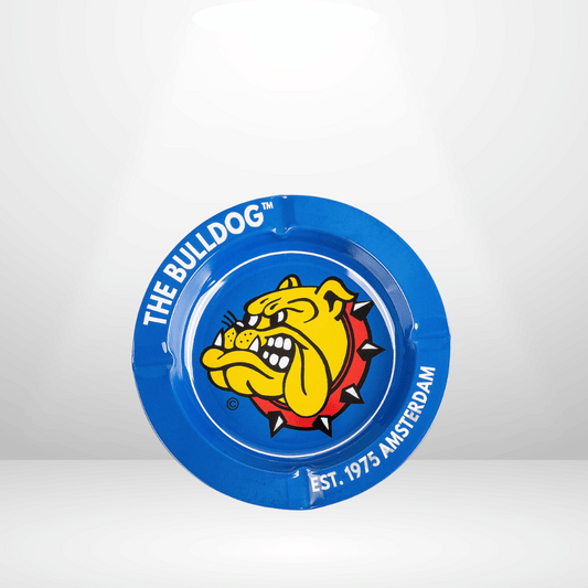 En blå Metall Askkopp från The Bulldog, med en tecknad bulldog med spikhalsband i mitten och "THE BULLDOG" och "EST. 1975 AMSTERDAM" i vitt runt kanten - ett äkta The Bulldog Amsterdam askfat.
