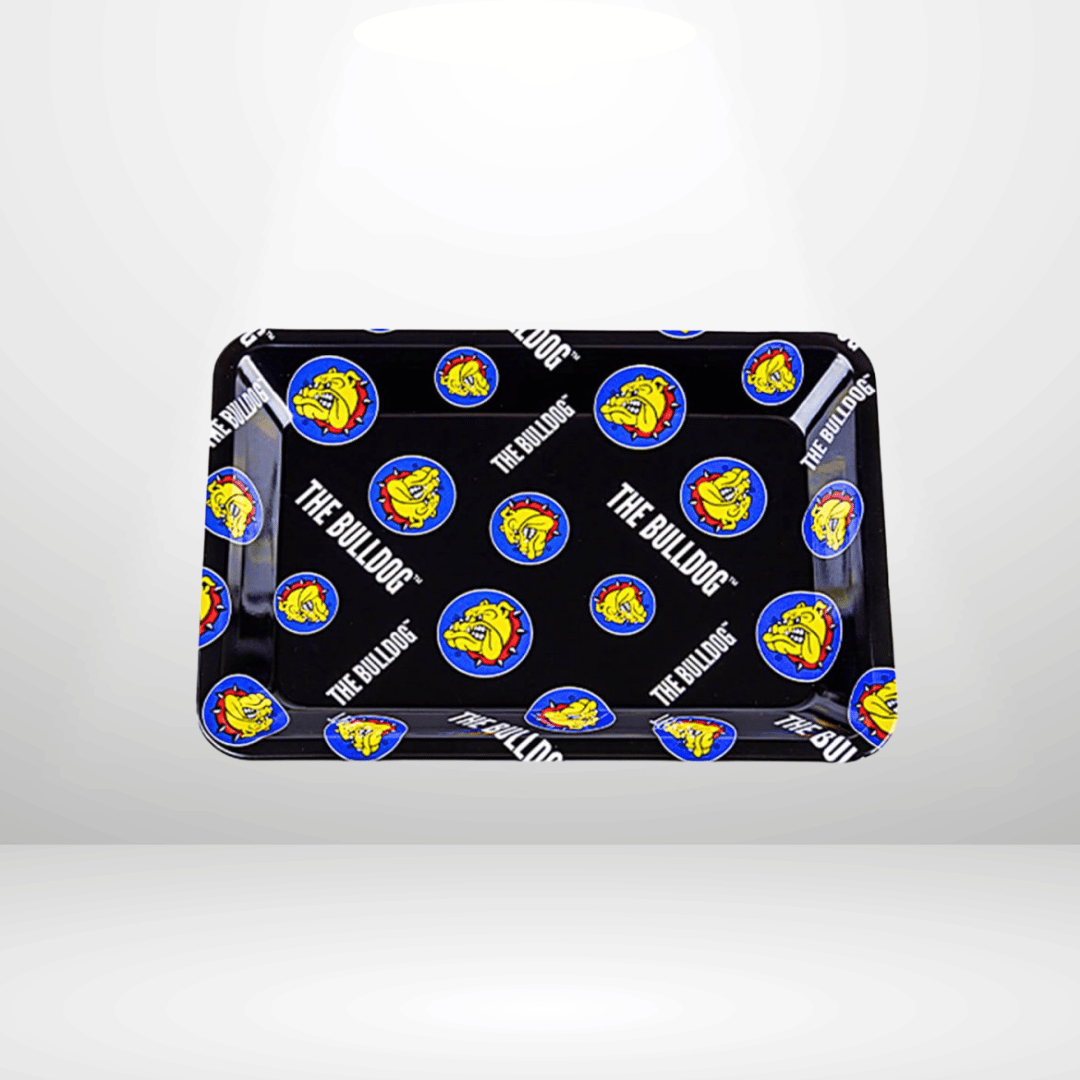 En svart Metall Rullbricka från The Bulldog, med gula bulldoggansikten i blå cirklar och "THE BULLDOG®" i vit text, har varumärkets logotyp på en vit bakgrund.