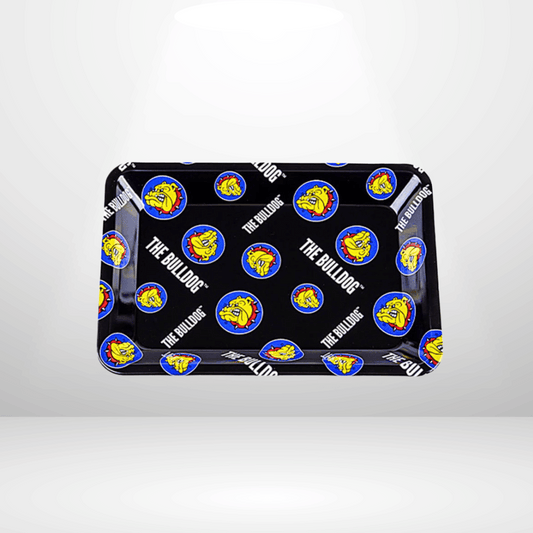 En svart Metall Rullbricka från The Bulldog, med gula bulldoggansikten i blå cirklar och "THE BULLDOG®" i vit text, har varumärkets logotyp på en vit bakgrund.