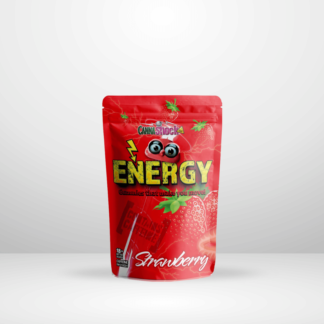En röd återförslutningsbar påse märkt Cannashock Energy Gummies Jordgubb 6st 100mg har tecknade ögon, jordgubbar och blixtar med taglinen "Contains that make you move!" - perfekt som ett energitillskott på en ljusgrå bakgrund.