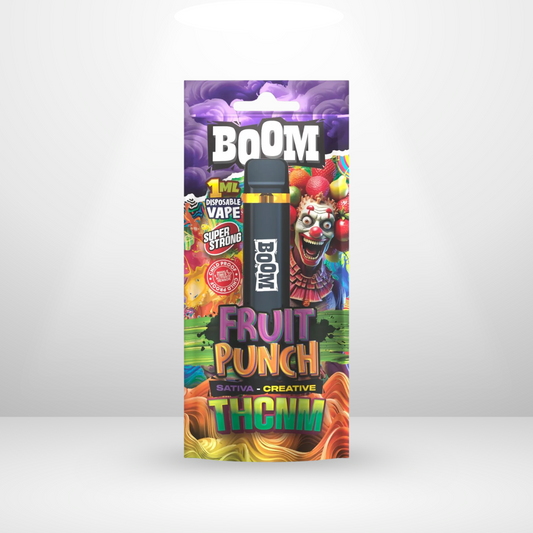 Acan THCNM 95% 1ml Engångsvape från ACAN i Fruit Punch-smak har en livlig BOOM-design med fruktgrafik, clownansikte, "Sativa - Creative", USB-C-uppladdning och naturliga terpener på en ren vit bakgrund.