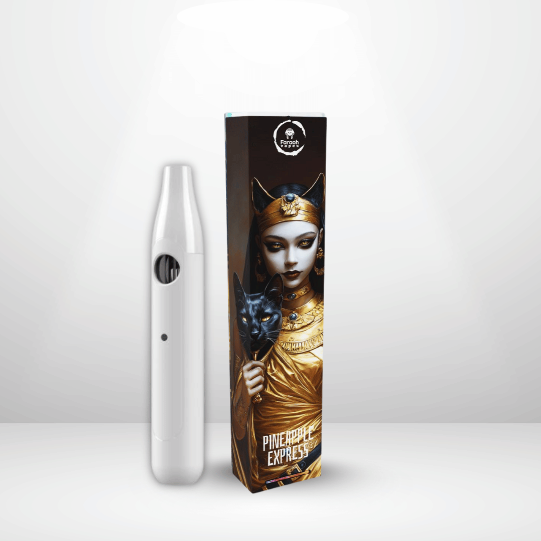 En elegant vit Faraoh THCB/THCHO Engångsvape 35% 1ml står vid en låda med en illustrerad kvinna i guldkläder som håller en svart kattmask och Pineapple Express-text, drivs av CCELL Vulkano-teknik och infunderas med premium THCB.