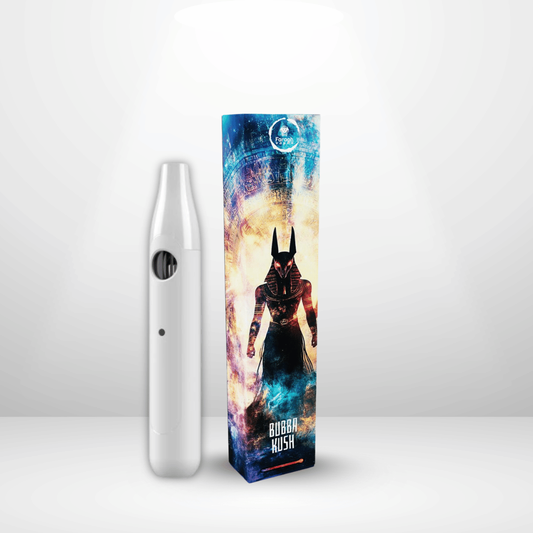 En elegant vit Faraoh THCB/THCHO Engångsvape 35% 1ml står vid en livlig låda med kosmiskt tema med en egyptisk gud och Bubba Kush textdriven av CCELL Vulkano och infunderad med THCB.