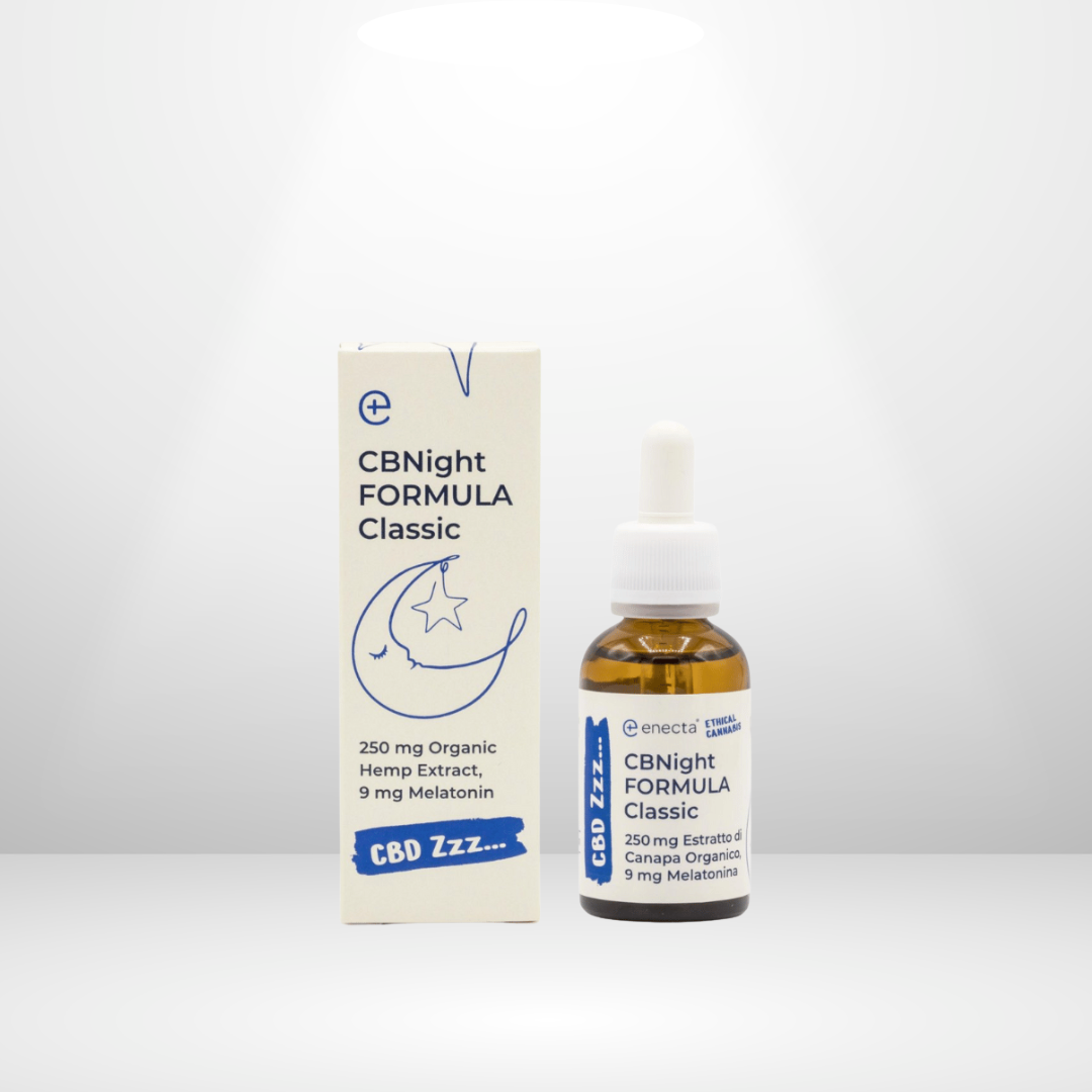 En 10 ml flaska Enecta CBD Hampaolja med melatonin ligger i sin låda med blå och vit branding. Etiketten lyfter fram 250 mg organisk hampaolja och 9 mg melatonin för optimal sömn.