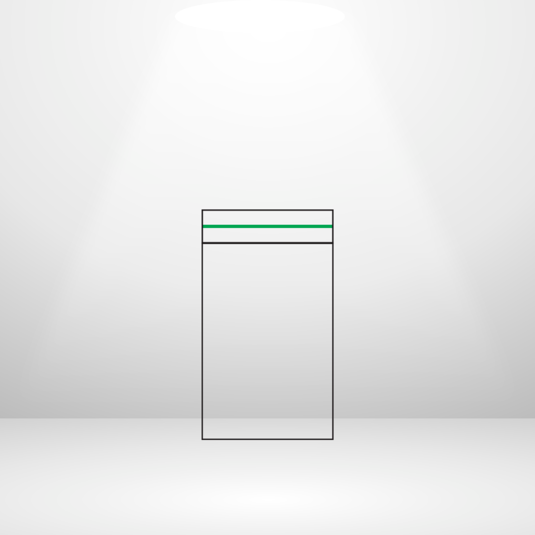 En minimalistisk illustration av Partybolaget Zipper Bag Green Line 40x60mm 20st med en grön dragkedja, centrerad under en spotlight på vitt - perfekt för förvaring av små föremål.