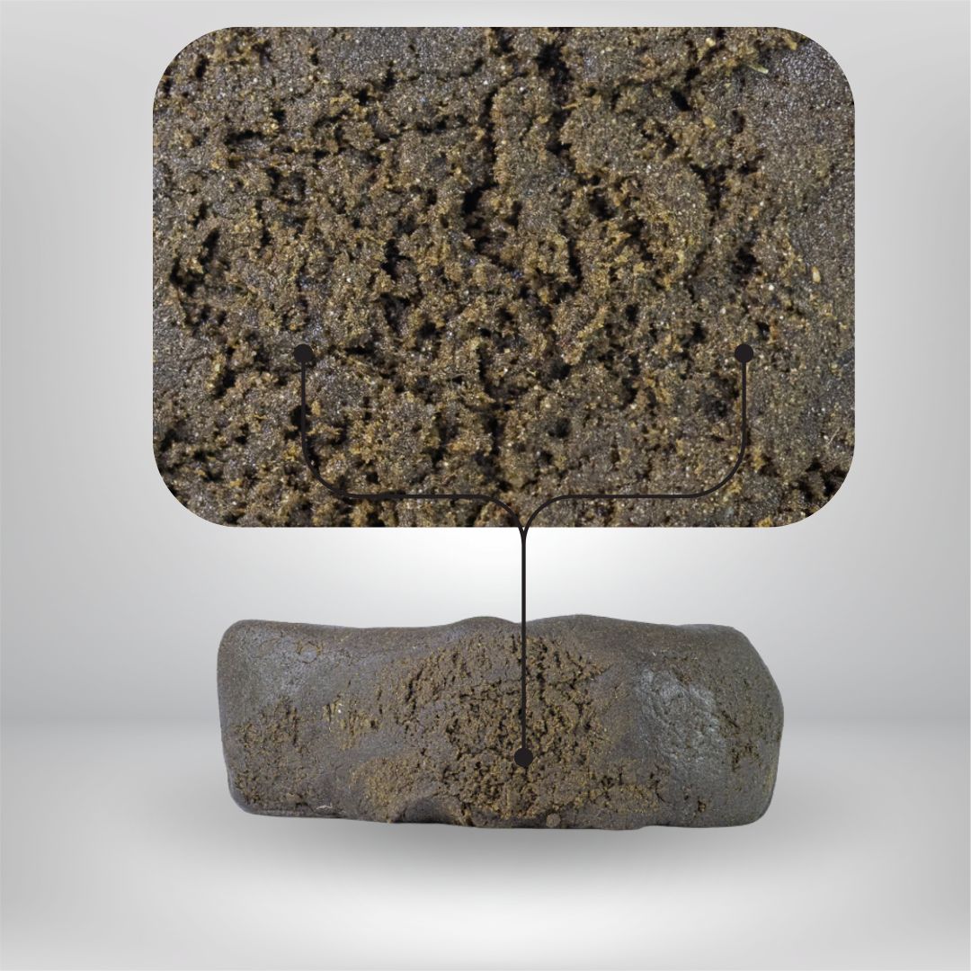 Ett rektangulärt block av Partybolagets Light Charas THCA 5g 30% Hash vilar på en ljus yta, med en förstorad vy ovanför som framhäver dess smuliga, granulära textur - vilket visar produktens premiumhantverk.