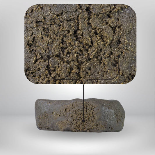 Ett rektangulärt block av Partybolagets Light Charas THCA 5g 30% Hash vilar på en ljus yta, med en förstorad vy ovanför som framhäver dess smuliga, granulära textur - vilket visar produktens premiumhantverk.