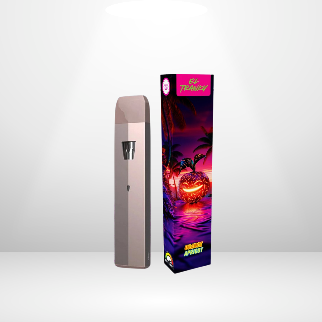 En beige Faraoh El Tranky THCA 50% 1ml engångsvape står bredvid en livlig låda med tropiska palmer, solnedgång och vatten, märkt Big Tranky - Orange Apricot.