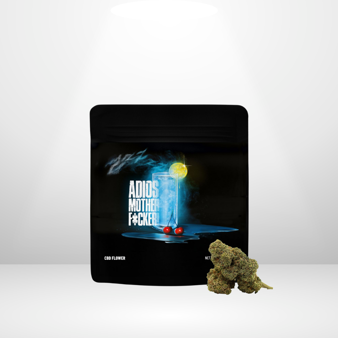 En svart återförslutningsbar påse märkt Cookies Premium CBD Buds 3,5g by Cookies Flowers står upprätt. Framför den vilar två små gröna cannabisknoppar på en vit yta.