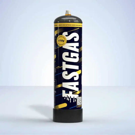 En hög, cylindrisk Fastgas Lustgas 670G-behållare från Fastgas står upprätt på en ljus yta, har en blå och gul design med ett vitt lock och visar på ett framträdande sätt sitt innehåll av livsmedelsgodkänd lustgas.