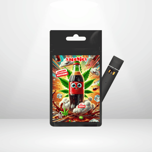 En svart Vapenjoy THCNM 97% 2ml (HYPERSTRONG) engångsvape och ett patronpaket med en tecknad colaflaska med ögon, cannabisblad, isbitar och colastänk. LIMITED EDITION INDICA med avancerad cannabinoidteknologi för kraftfull vaping.