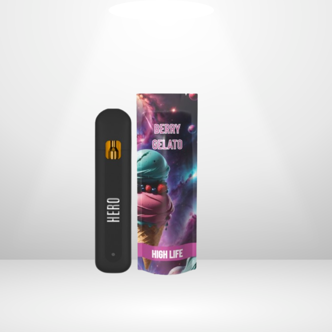 En Hero THCA 40% 1ml engångsvape står bredvid en färgglad låda med en glasstrut och bär, märkta Berry Gelato och Hero, mot en bakgrund med galaxtema.