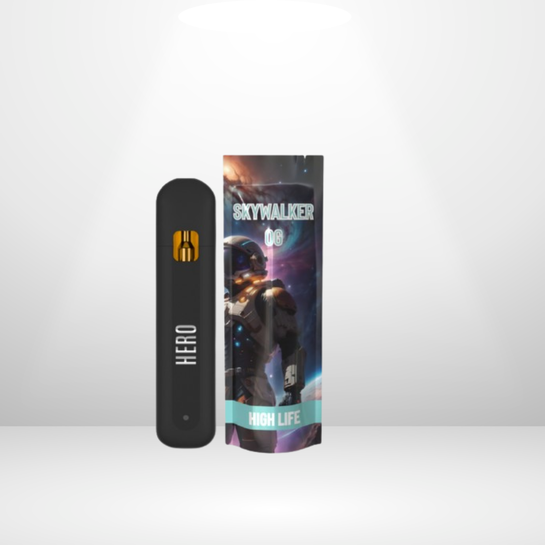 En svart Hero THCA 40% 1ml engångsvape står vid en livlig förpackning med en futuristisk pansarfigur, SKYWALKER OG och HIGH LIFE-höjdpunkter, mot en vit bakgrund med spotlight-effekt.