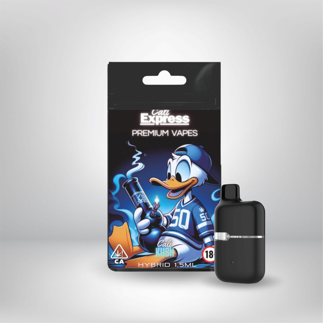 En svart Vapenjoy Cali Express THCA 60% 1,5ml engångsvape står framför en förpackning med en anka i sporttröja som håller i en vapepenna. På förpackningen står det Premium Vapes, Hybrid 1,5 ML och det står laboratorietestad cannabinoider.