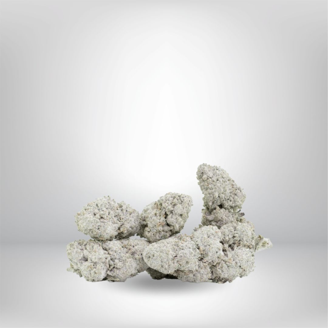 Ett kluster av täta, frostiga Partybolaget Sapphire OG THCA 5g 23% knoppar visas mot en vit och grå gradientbakgrund.